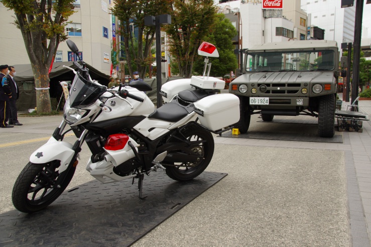 大宮駅前自衛隊イベント2020：警務隊オートバイと高機動車