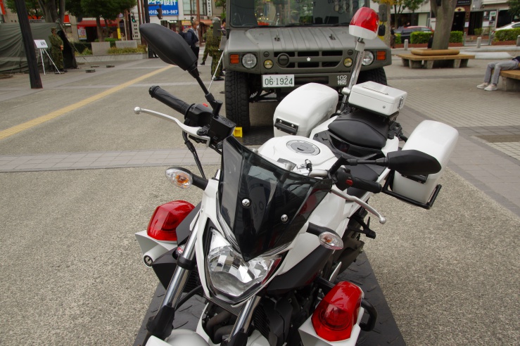 大宮駅前自衛隊イベント2020：警務隊オートバイのステアリング