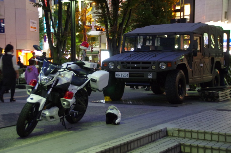 大宮駅前自衛隊イベント2020：高機動車と警務用オートバイ
