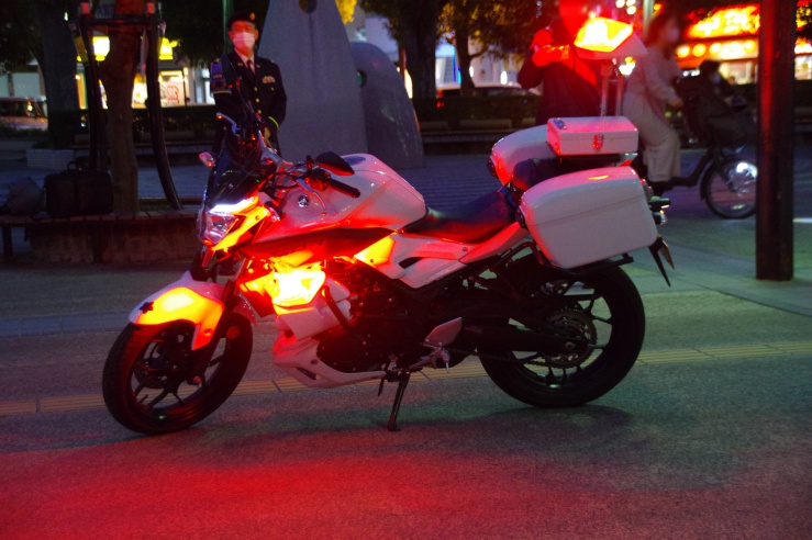 大宮駅前自衛隊イベント2020：警務用オートバイの赤色灯点灯