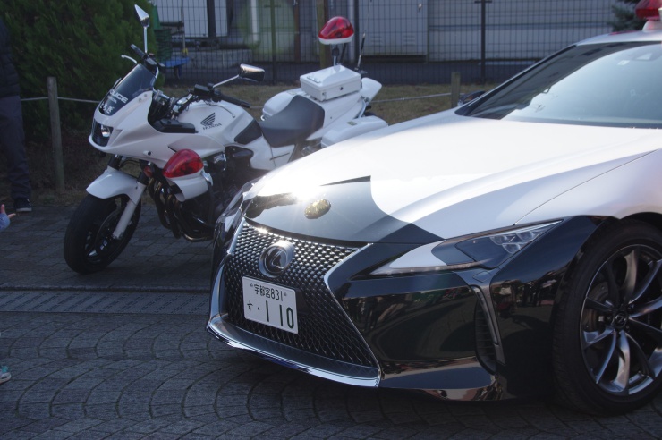 はたらくくるま2021：栃木県警のレクサスと白バイ