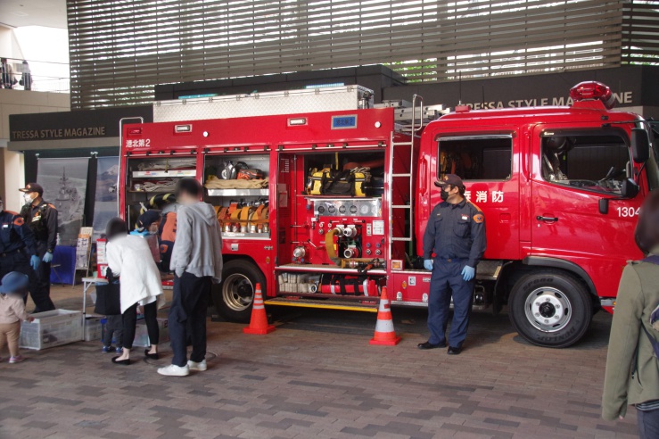 トレッサ横浜14周年イベント：港北消防署のポンプ車