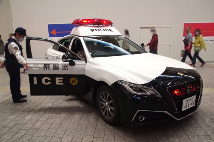 トレッサ横浜14周年イベント：神奈川県警察のパトカー