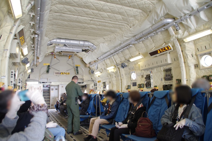 入間基地体験飛行：C-2輸送機の機内の様子