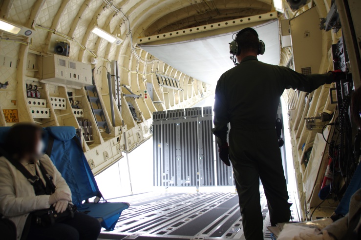 入間基地体験飛行：ハッチ操作のロードマスター