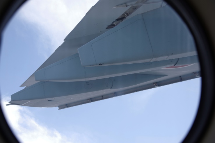 入間基地体験飛行：機内からのC-2輸送機主翼