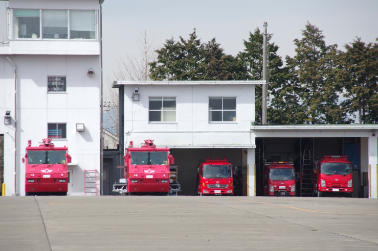 入間基地体験飛行：消防車両の格納庫