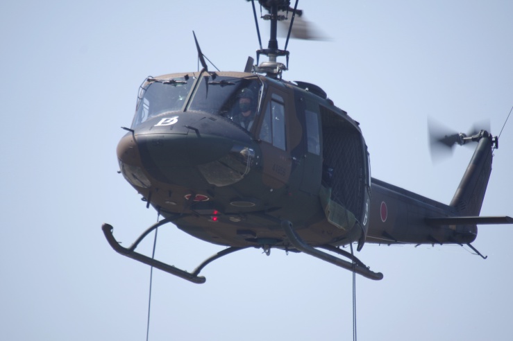 練馬駐屯地創設71周年：UH-1Jの会場上空でのホバリング
