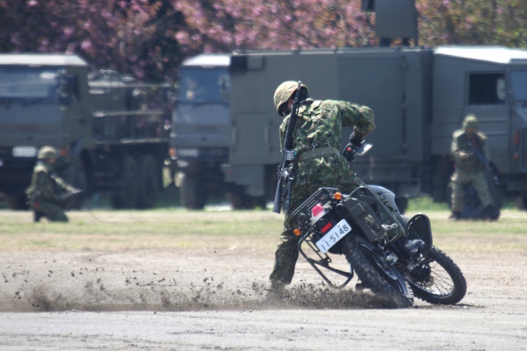 練馬駐屯地創設71周年：偵察用オートバイの緊急離脱