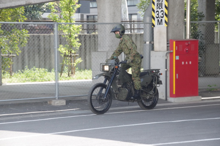 練馬駐屯地創設71周年：偵察用オートバイの進入