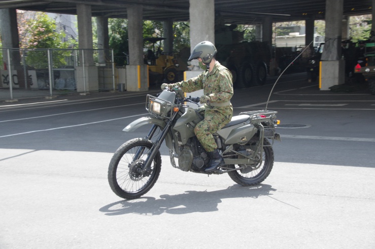 練馬駐屯地創設71周年：偵察用オートバイの走行
