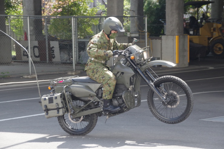 練馬駐屯地創設71周年：偵察用オートバイのウイリー走行