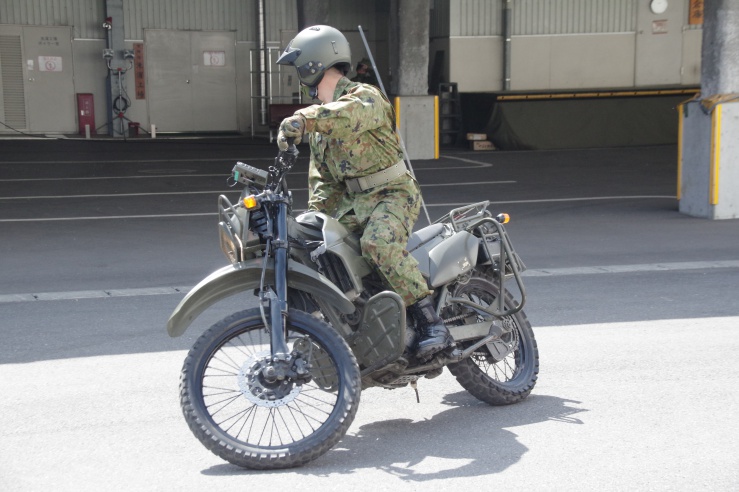 練馬駐屯地創設71周年：偵察用オートバイの旋回