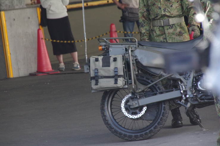練馬駐屯地創設71周年：偵察用オートバイのラック