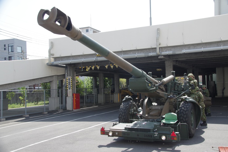 練馬駐屯地創設71周年：155mm榴弾砲FH70の砲脚展開