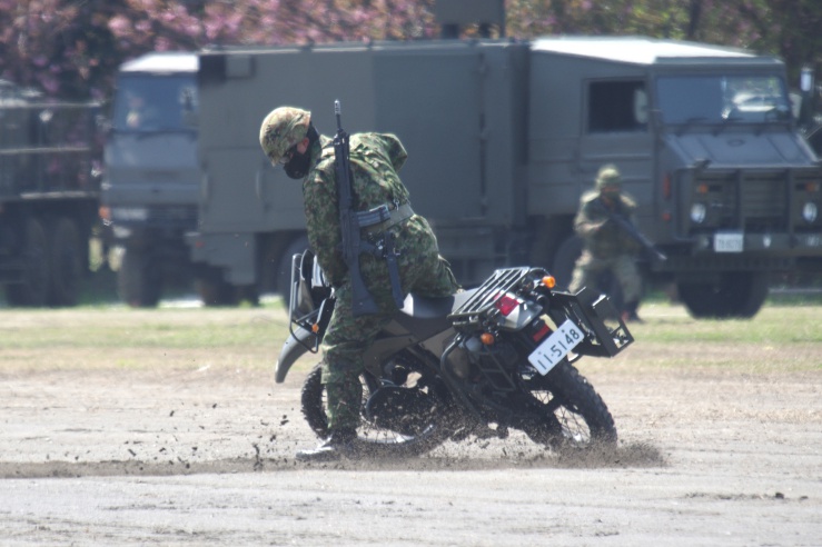 練馬駐屯地創設71周年：偵察オートバイの緊急離脱