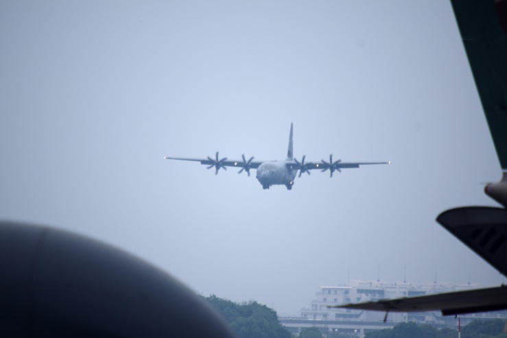 横田基地日米友好祭2022：着陸体制のC-130J