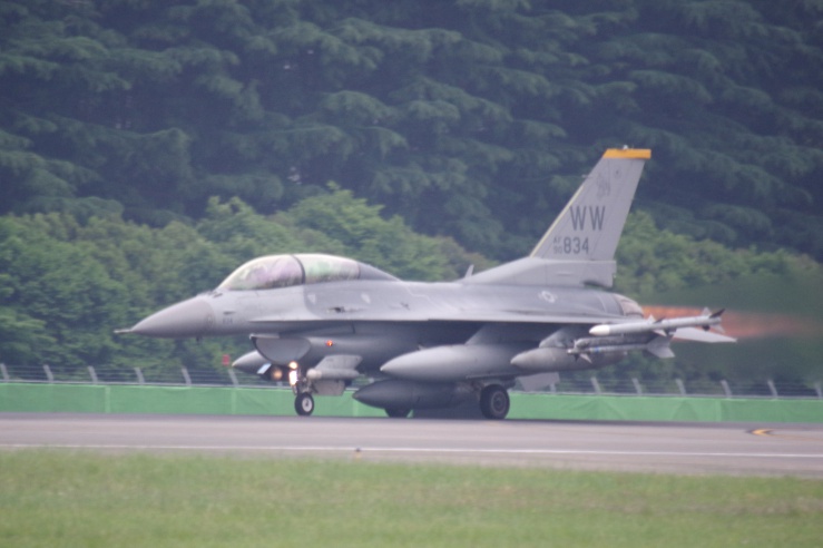 横田基地日米友好祭2022：F-16の離陸前滑走