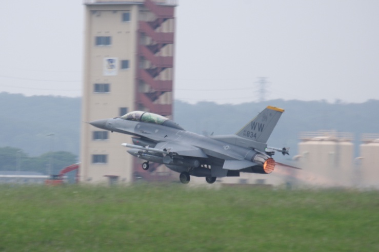 横田基地日米友好祭2022：F-16の離陸