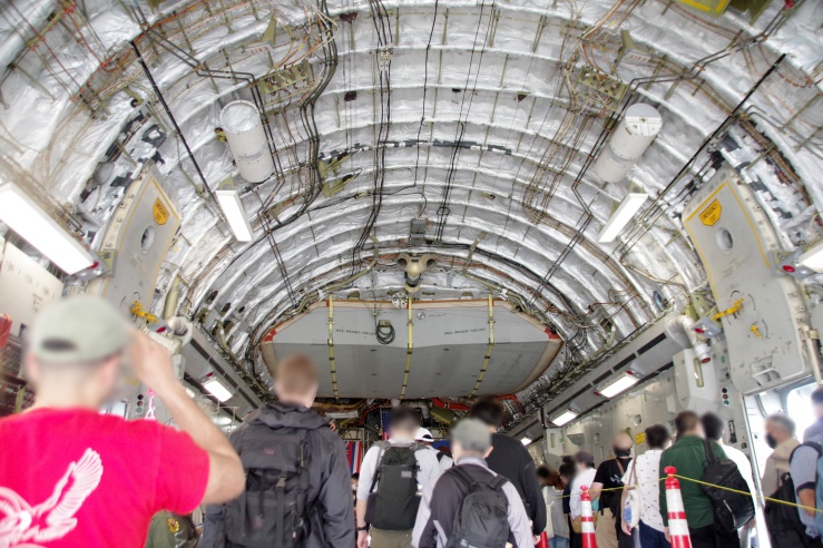 横田基地日米友好祭2022：C-17の機内