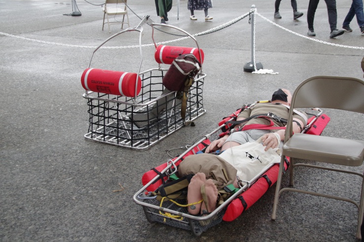 横田基地日米友好祭2022：オスプレイの救助機材