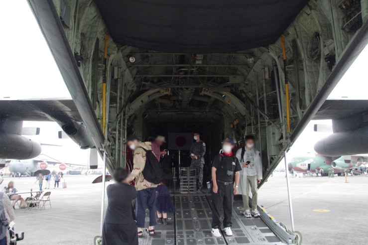 横田基地日米友好祭2022：C-130H輸送機の機内