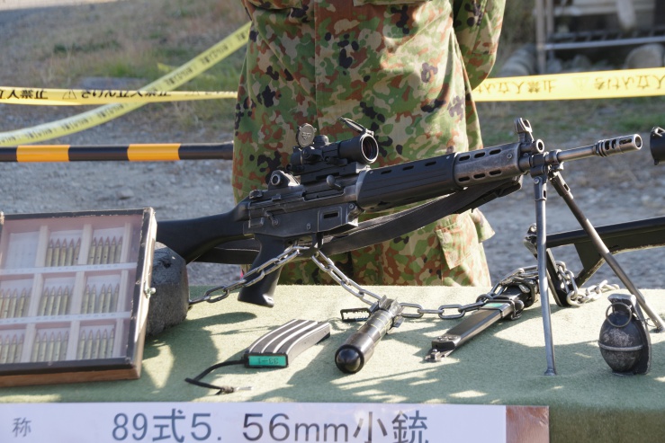 松本駐屯地：装備品展示「89式5.56mm小銃」