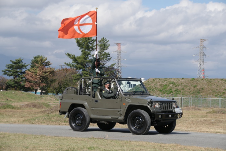 松本駐屯地：観閲行進「長野県旗」