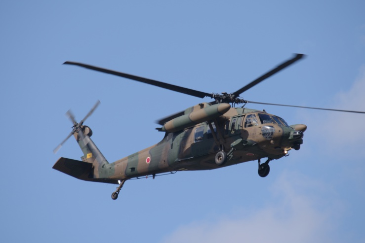 松本駐屯地：祝賀飛行「多用途ヘリコプターUH-60JA」