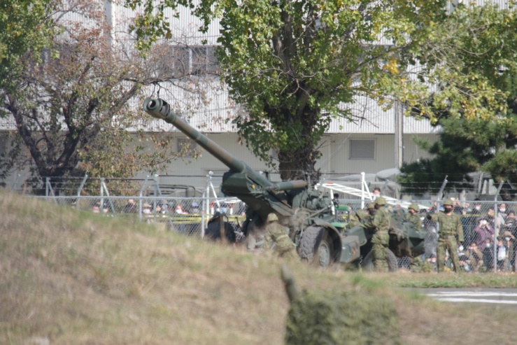 松本駐屯地：155mm榴弾砲FH70による支援射撃