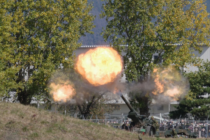 松本駐屯地：155mm榴弾砲FH70による支援射撃