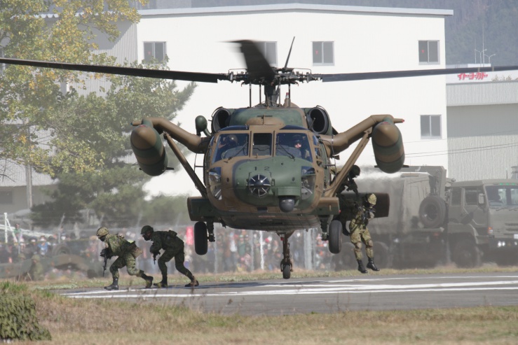 松本駐屯地：UH-60JAからの降下