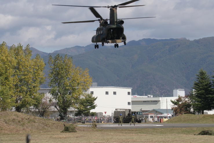 松本駐屯地：CH-47JAチヌークの進入