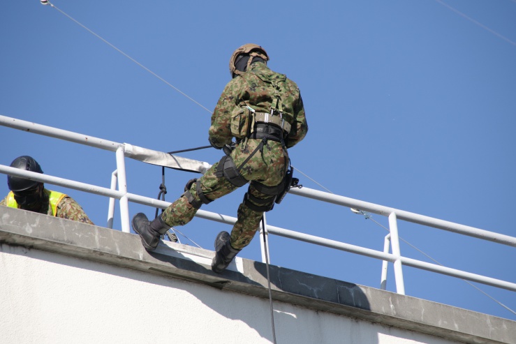 松本駐屯地：レンジャー訓練展示「援護隊員降下」