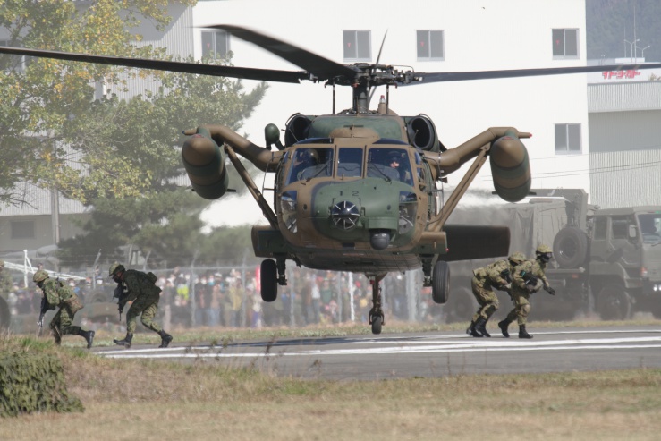 松本駐屯地創設72周年記念行事：UH-60JAからの部隊進入