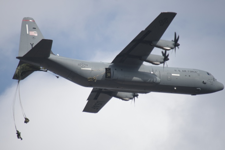 令和6年 第1空挺団 降下訓練始め：米空軍C-130J輸送機からの空挺降下
