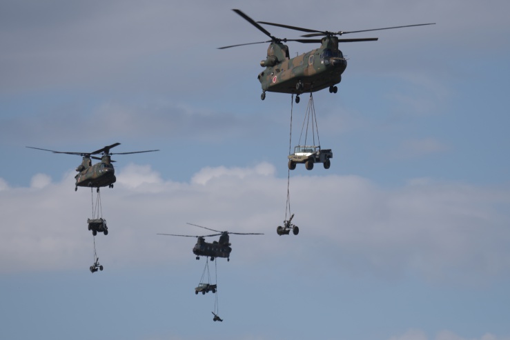令和6年 第1空挺団 降下訓練始め：大型輸送ヘリによる火砲等の空輸