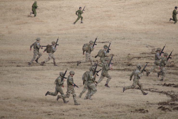令和6年 第1空挺団 降下訓練始め：多国籍軍による前進
