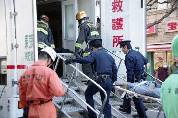 H30吉祥寺テロ対策合同訓練｜救護所(特殊救急車)への負傷者搬送