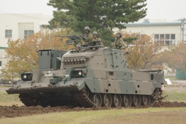 土浦駐屯地｜90式戦車回収車
