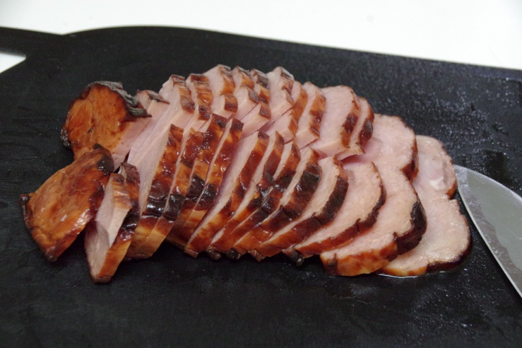 チャーシューピリ辛ねぎ丼：焼豚を切る