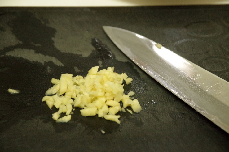 豆腐のからし焼き：生姜を切る