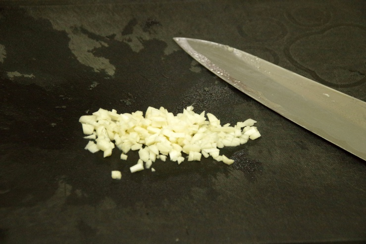 豆腐のからし焼き：ニンニクを切る