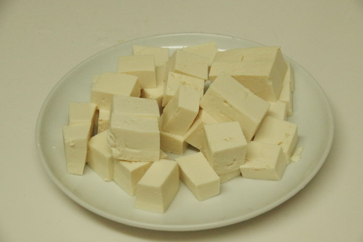 豆腐のからし焼き：木綿豆腐を切る