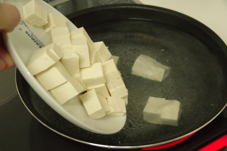 豆腐のからし焼き：木綿豆腐の湯通し