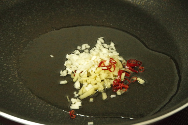 豆腐のからし焼き：ニンニク等を炒める