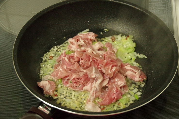 豆腐のからし焼き：豚バラ肉を入れる