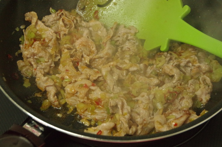 豆腐のからし焼き：豚バラ肉を炒める