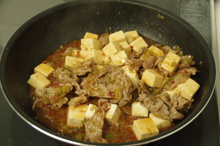 豆腐のからし焼き：材料を炒め合わせる