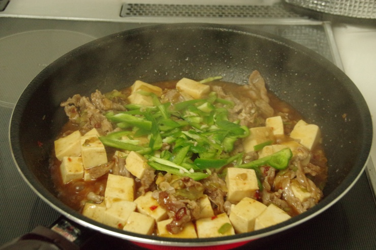 豆腐のからし焼き：ピーマンを入れる